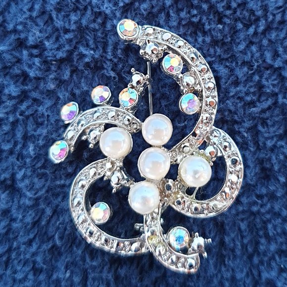 Art Nouveau Aurora Borealis Rhinestone & Faux Pearl Silver Tone Spiral Brooch - Picture 4 of 11